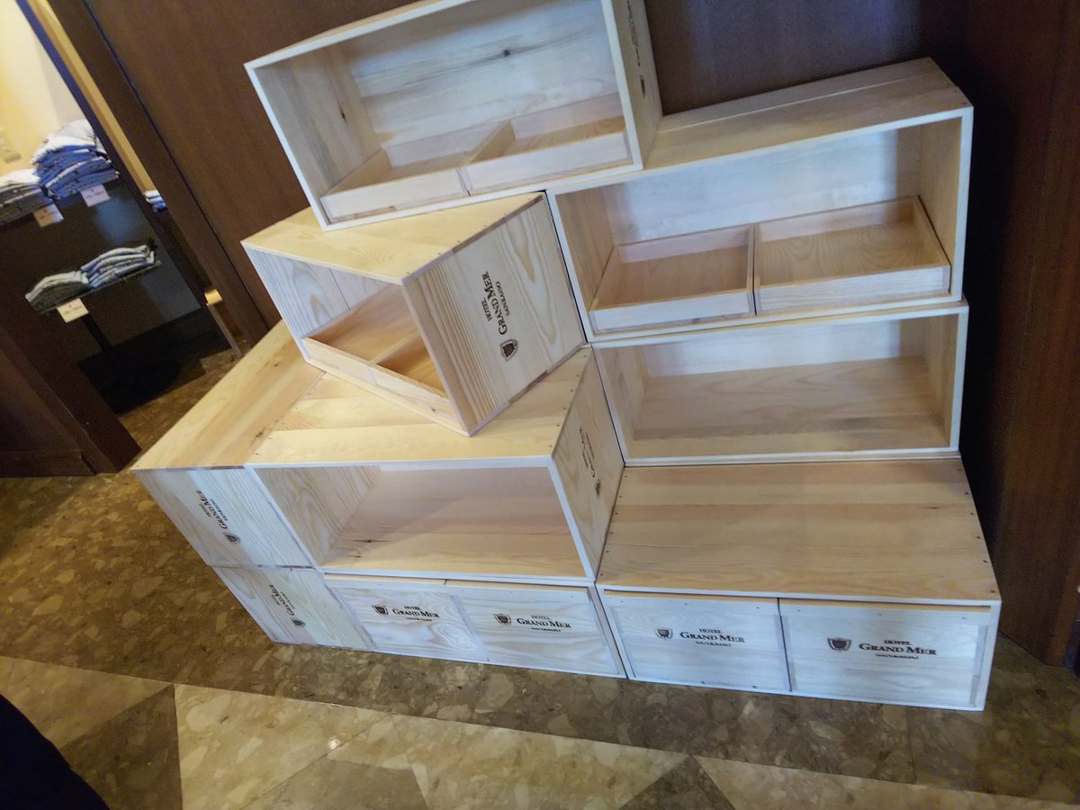 ajigasa1988's tweet photo. ロビーのアメニティコーナー用にスーパー新オシャレりんご箱風棚を設置致しました‼️‼️‼️‼️😆✨
木のにおいがい～～～～～～いにおい‼️‼️‼️‼️✨
#ホテルグランメール山海荘 #グランメール山海荘 #青森県 #青森 https://t.co/nNcxgYQVwF