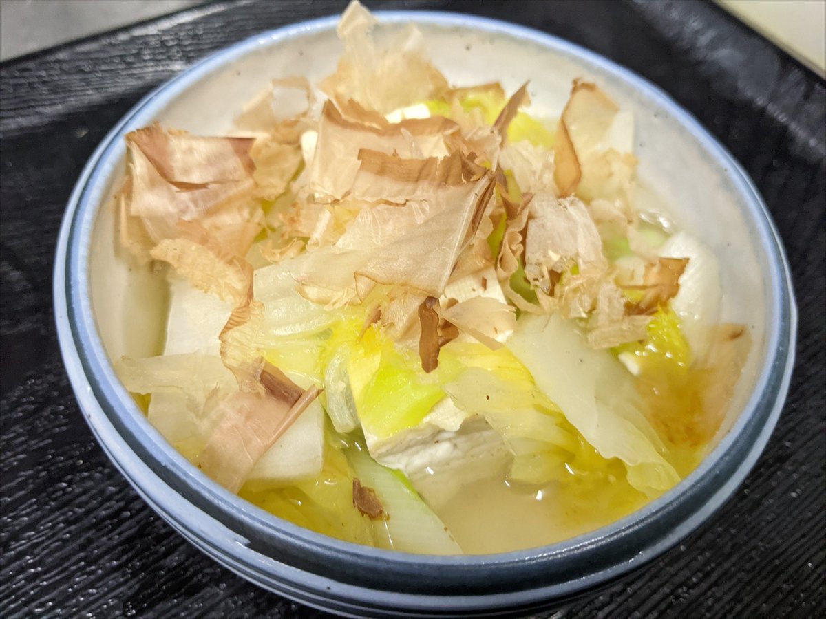 ★晩杯屋 おすすめメニュー★
のどぐろ出汁湯豆腐　190円
ブラッシュアップしました。
旬の野菜、白菜と長葱をいれました。
お酒と一緒に温まる一品はいかがですか？！
 #晩杯屋 #おすすめ #居酒屋 #大衆酒場 #せんべろ #立ち呑み #のどぐろ #湯豆腐