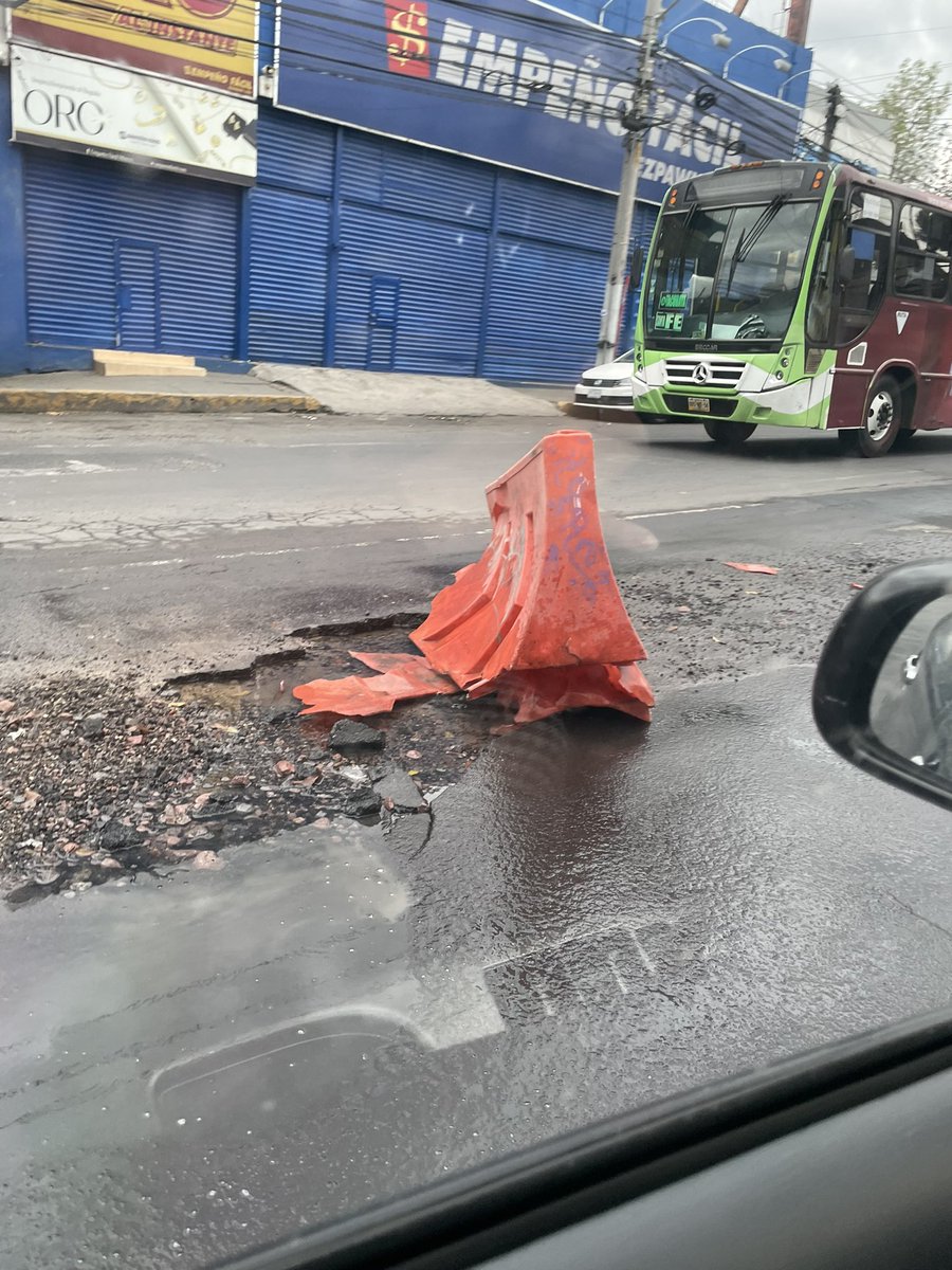 GraceDiaz17's tweet photo. @SacmexCDMX Sigue sin ser reparado el bache. 
@SacmexCDMX 
@AlcaldiaAO https://t.co/73TdQgCwbz