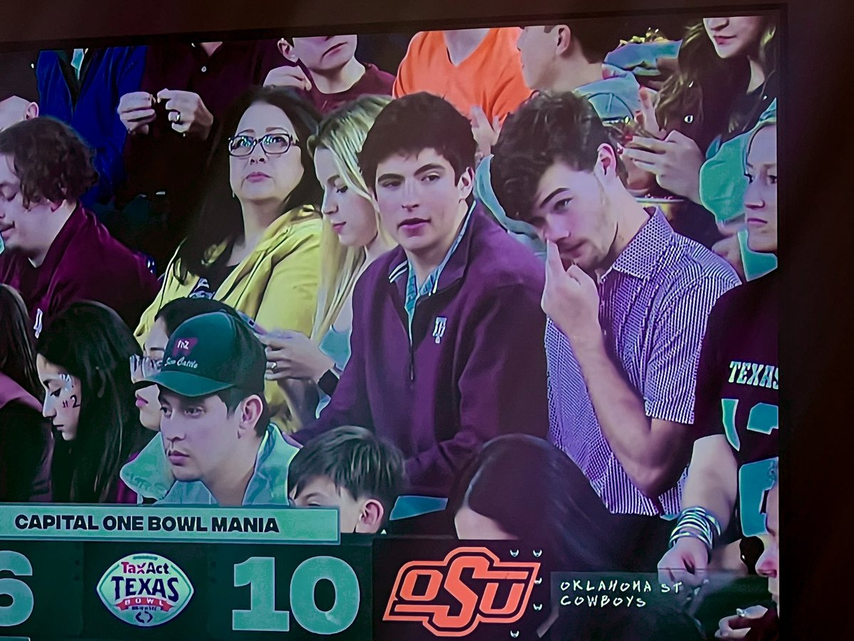 MarcoMorrow's tweet photo. Go big or go home 😜😂
#TexasBowl #nosepicker #aggies #boogerpicker https://t.co/cP2UAYLxUI