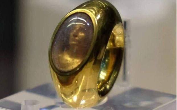 In 2001, archaeologists stumbled upon an ancient Roman tomb. 

But it wasn't the bodies they found that attracted the most attention, but one unusual ring. 

A portrait was carved inside the stone, and the jeweler covered it with the purest rock crystal. The lens effect and