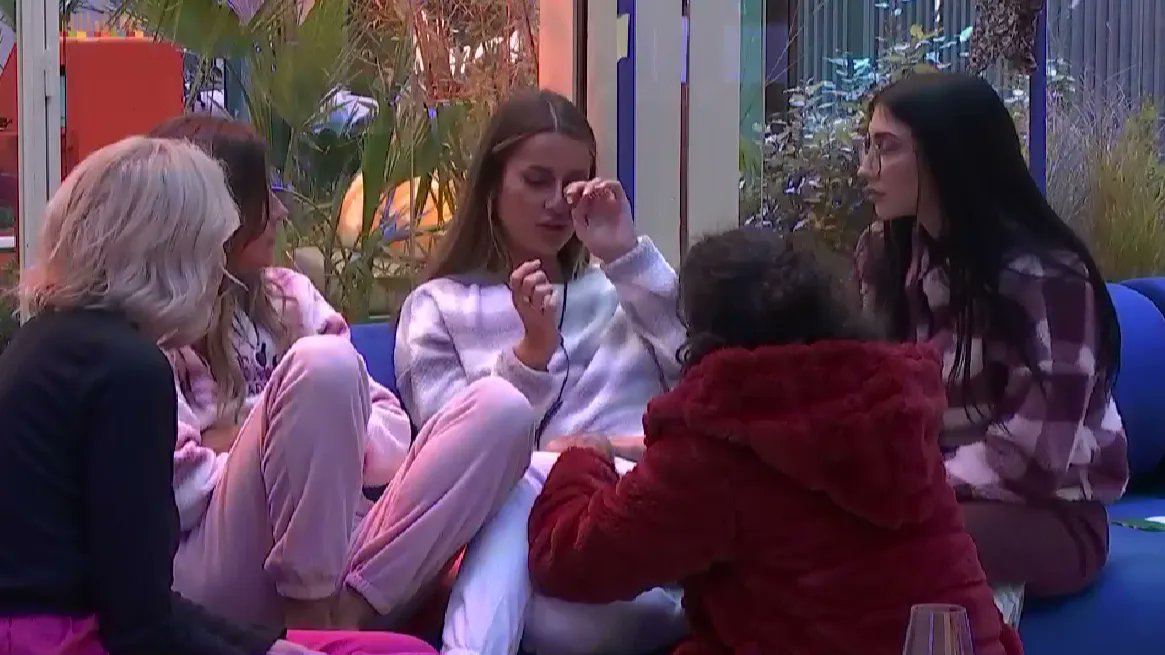 LAREVUELO53's tweet image. #GHVIP27D A VER MAÑANA CON QUE NOS SORPRENDEN SE HAN CONVERTIDO EN UNA CAJA DE SORPRESAS JAJAJA ME ENCANTAN!!! CREO QUE ME VOY A IR DORMIR NECESITO RECUPERARME DE MI GRIPE JESSICA BUENO  #JESSINGO27D