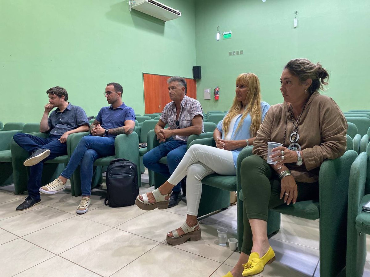 EstebanMotta's tweet photo. Hoy nos reunimos con la Agencia para el Desarrollo del depto San Martín 💪🏼 Todos los Municipios y Comunas trabajando juntos para potenciar nuestra región y desarrollar nuestras localidades. https://t.co/3BjizdBBYA