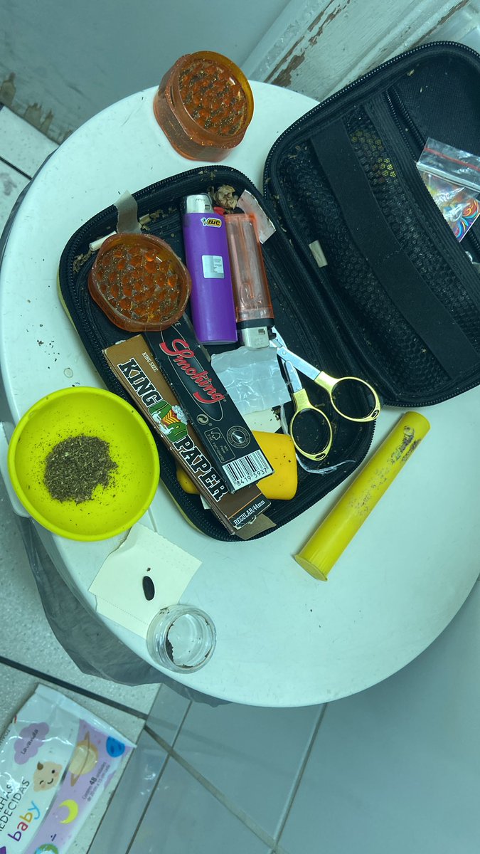 Evento canônico na vida de todo maconheiro:  “bolar um no banheiro do trabalho pra quando for embora”