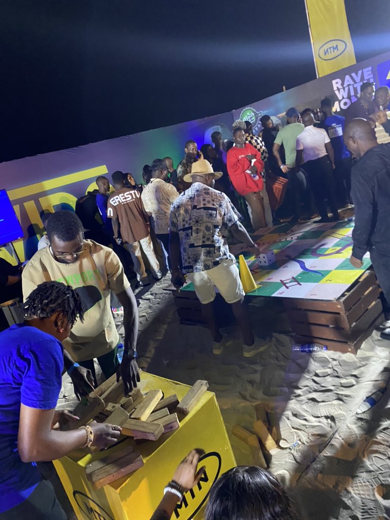 _dhemii's tweet photo. - @MoMo_PSB no dey carry last !!!

The party is just getting started at Bear  With Us Festival and fun games/activities are underway! 

You can still find your way to Landmark Beach !
For MTN MoMo subscribers, stream live via https://t.co/d7J1MxtBpT
#RavewithMoMo https://t.co/M730XC2yy9