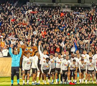 navi2004vcf's tweet photo. 15.000 en Mestalla.El VCF sacando pecho, manipulando e intentando silenciar y engañar a sus aficionados. Ese es el respeto q nos tienen,esa es la tiranía en la q vive inmerso nuestro club, secuestrado en manos de Meritonia.Mismos perros...Por cierto, encuentra las diferencias🦇 https://t.co/UoyferNGwo