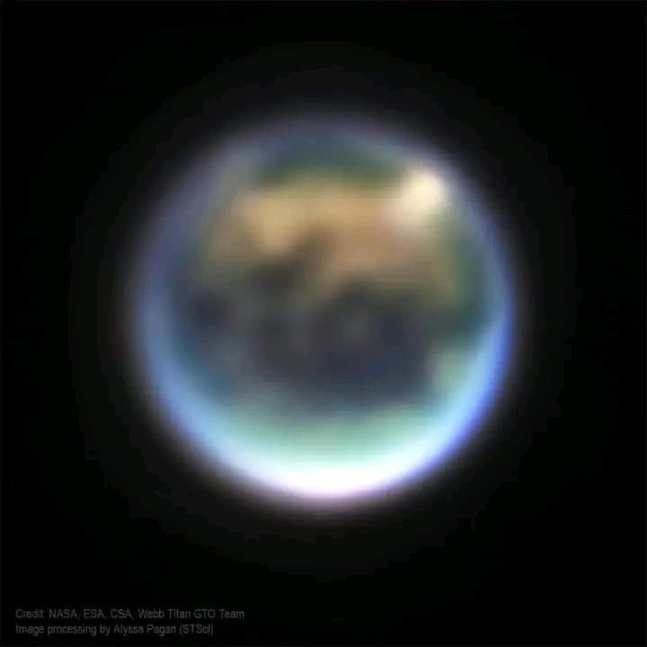 EnsedeCiencia's tweet photo. ¿Una foto borrosa de la Tierra? 🌎

No, lo que ves en la imagen es a Titán, la luna más grande de Saturno 🪐 capturada por el Telescopio Espacial James Webb. 🛰 https://t.co/gGsSbAanSi