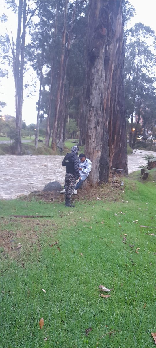 GuardiaCuenca's tweet photo. Llueve en #Cuenca.

#GuardiaCiudadana realiza patrullajes preventivos en las orillas de los ríos que atraviesan la ciudad, se retira a ciudadanos que se encuentran pescando.

Por su #seguridad y la de su familia, no se acerque a los afluentes.

#OrdenControlSeguridad https://t.co/nNvBuns9jf