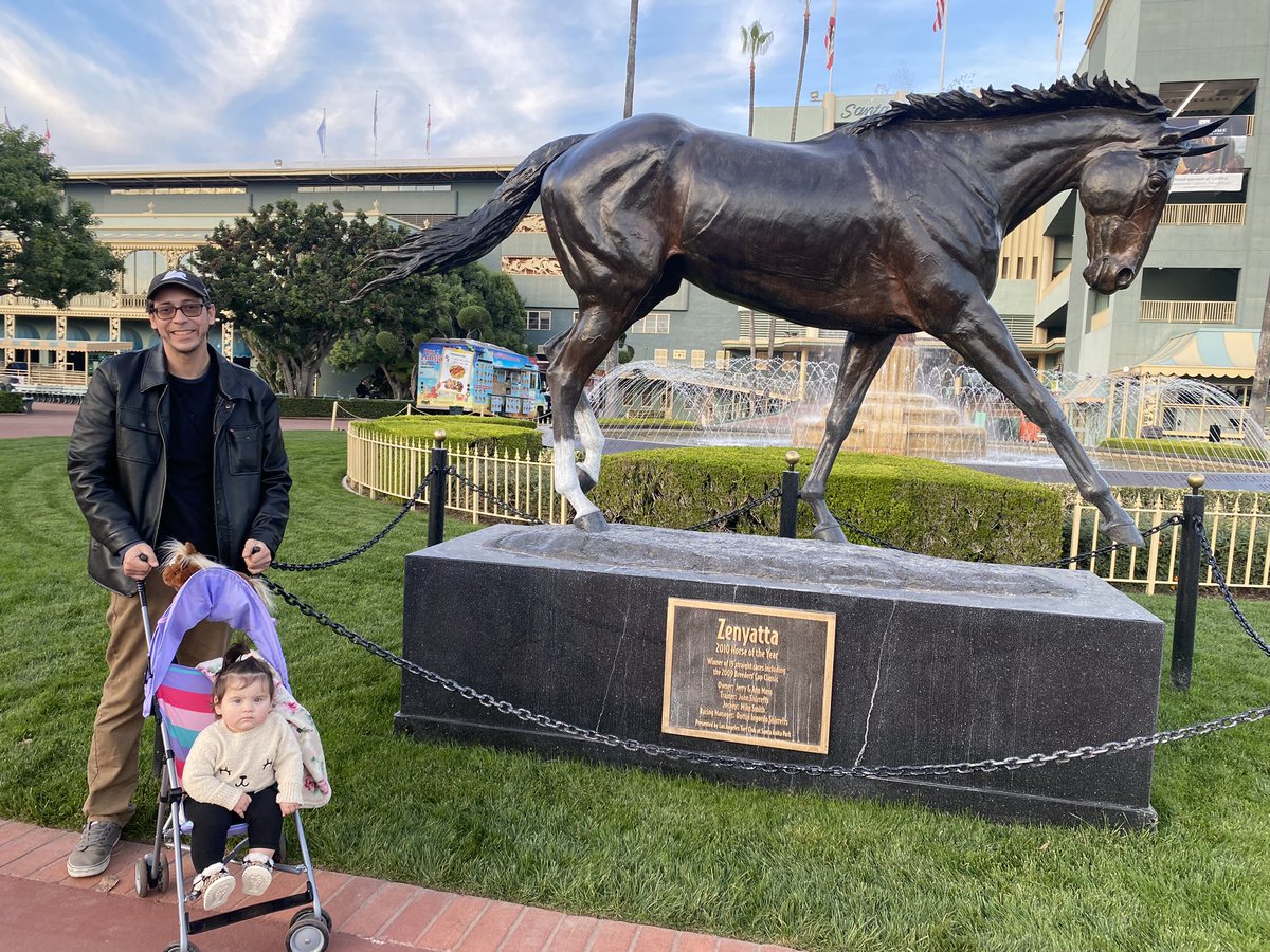 decay707's tweet photo. @3coltshandicap @santaanitapark Took my daughter to meet Zenyatta for the first time a new tradition has started! https://t.co/NlXY84bBD5