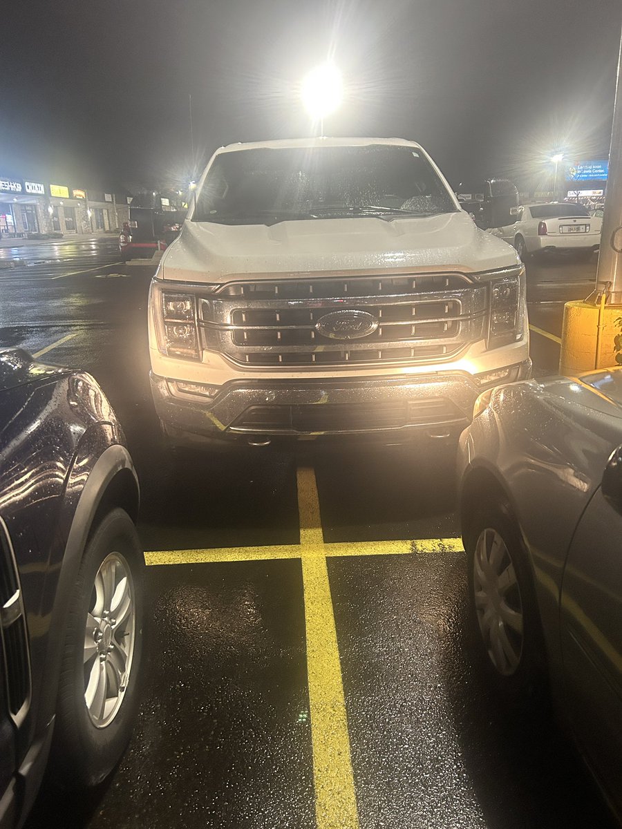 JasmineSW3's tweet photo. Y’all and these big ass trucks are getting on my nerves https://t.co/QQZmHps2SE