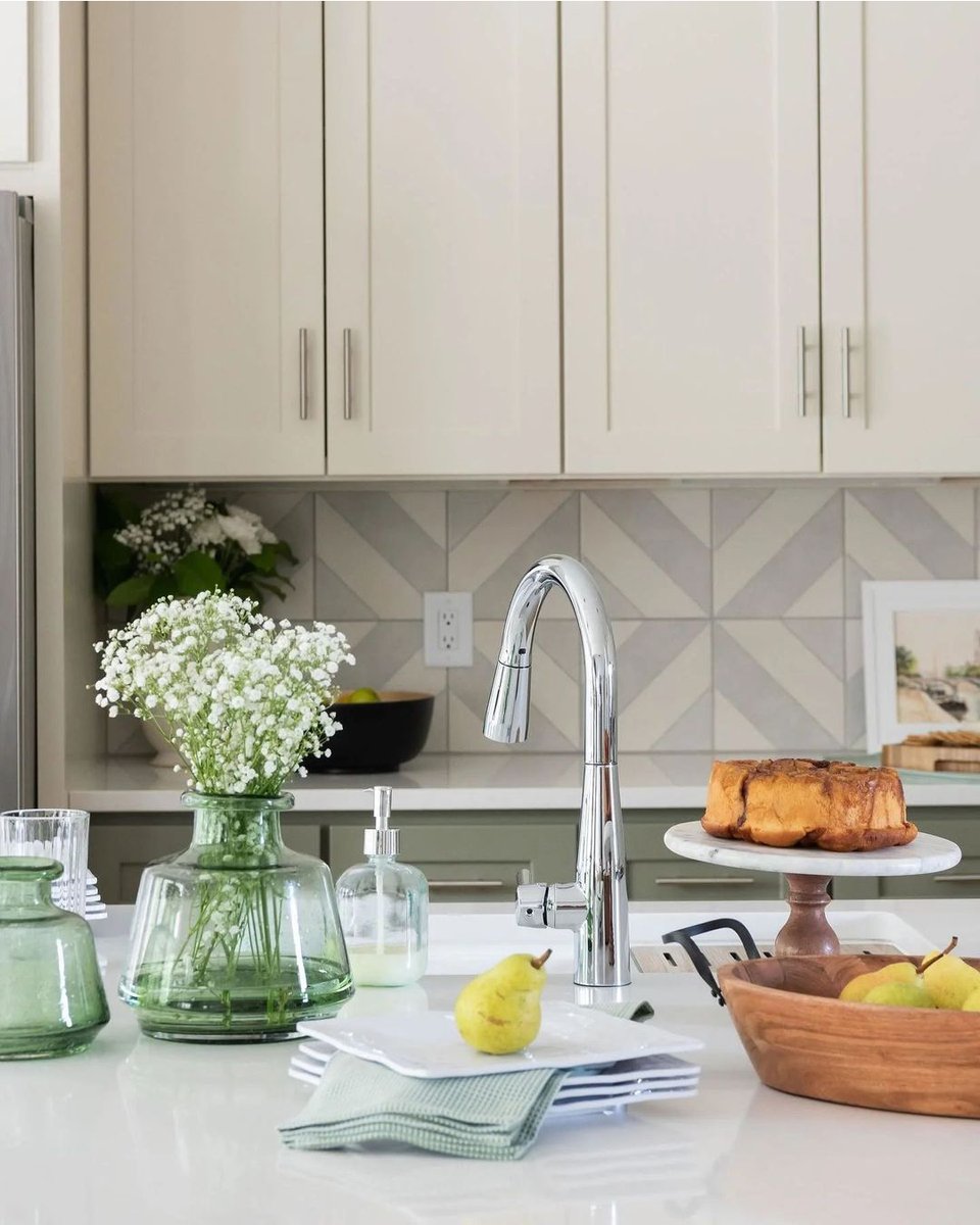 How’s your kitchen doing during this December cooking madness? 😵‍💫 Investing in nice fixtures, like the ones from <a href="/deltafaucet/">Delta Faucet</a>, can make your life easier by making cleaning a less stressful chore 🍽️