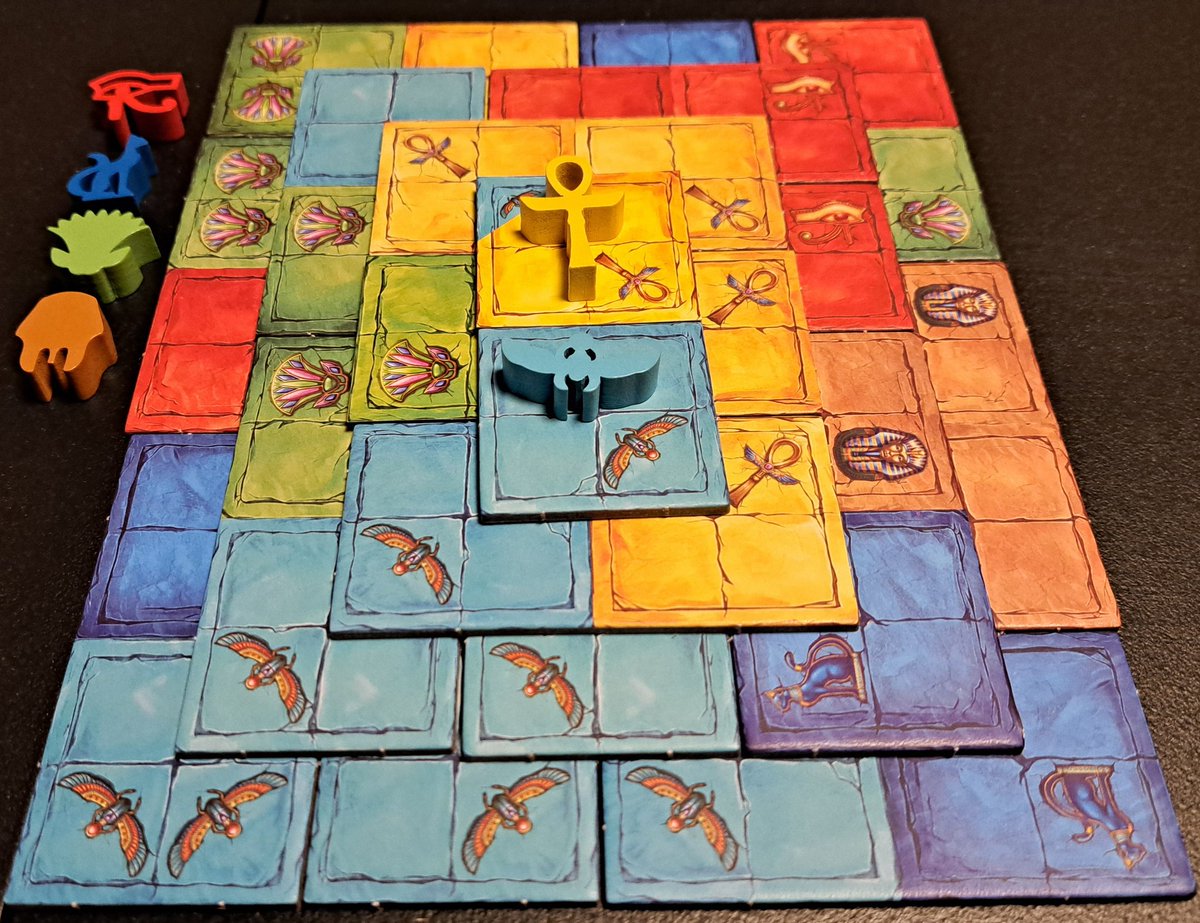 Sibi30015224's tweet photo. Wir bauen eine #Pyramido. Auch so ein kleines, unscheinbares Spiel. Optisch sehr schlicht und übersichtlich. Sehr zugänglich von den Regeln her aber auch ganz schön tricky zu meistern. Not so easy how it looks. Schönes, kleines Plättchenlegespiel. 💙 https://t.co/tiph4rBafh