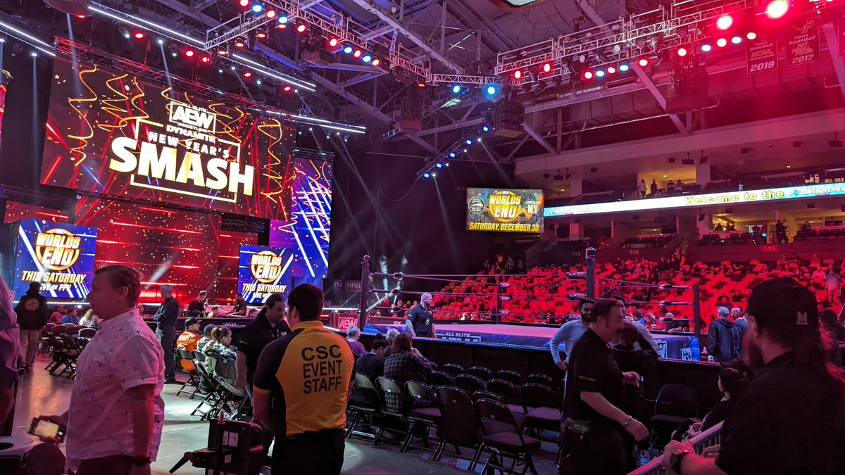 zakariah's tweet photo. These @AEW #NewYearsSmash seats are insane for day of, how am I even here https://t.co/TVpLZF6osC