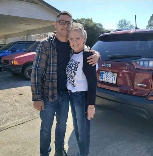 CalltoActivism's tweet image. What a great story ❤️

“I brought home a homeless person when I was a kid. 

His mother abandoned him when he was away at school. When the school year ended, he went home and there wasn't anyone living there, no note, phone number, or forwarding address. 

So, he was just sitting…