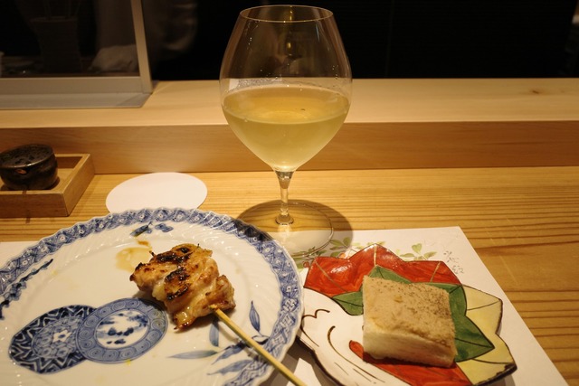 hatsu823's tweet photo. 2024年も行きたい！旨い焼鳥11選🥂

①南青山 七鳥目（広尾）
絶妙な焼き加減の焼鳥に逸品、〆まで抜群の旨さ
②鬼亭（渋谷）
網で焼く“鶏焼肉”がコスパ抜群で絶品
③三政（新橋）
ボリューム満点の串も一品料理も旨い！
④おみ乃（神谷町）
温かい雰囲気のカウンターで楽しむ絶品炭火焼鳥
⑤武ちゃん（東銀座）
職人技が光る美味しい焼鳥はコスパも抜群！
⑥晩鶏（西麻布）
落ち着いた大人のカウンターでオシャレに焼鳥を
⑦鳥よし（銀座）
コリドー街の真ん中で大人焼鳥を楽しむ
⑧庭つ鶏（五反田）
目の前で裁かれる丸鶏にうっとり
⑨焼鳥國よし（虎ノ門）
高級感の中にあるアットホームな雰囲気が心地いい
⑩とり澤（中目黒）
絶妙な火入れが旨い！隠れ家カウンター
⑪焼鳥 酉乃洲（渋谷）
こだわり地鶏と旬野菜を愉しむ上質焼鳥店