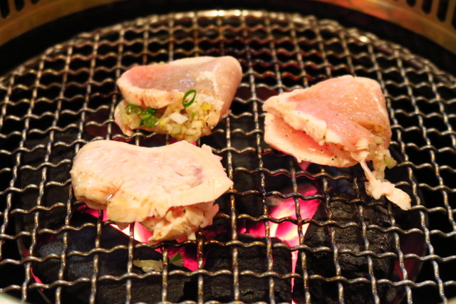 hatsu823's tweet photo. 2024年も行きたい！旨い焼鳥11選🥂

①南青山 七鳥目（広尾）
絶妙な焼き加減の焼鳥に逸品、〆まで抜群の旨さ
②鬼亭（渋谷）
網で焼く“鶏焼肉”がコスパ抜群で絶品
③三政（新橋）
ボリューム満点の串も一品料理も旨い！
④おみ乃（神谷町）
温かい雰囲気のカウンターで楽しむ絶品炭火焼鳥
⑤武ちゃん（東銀座）
職人技が光る美味しい焼鳥はコスパも抜群！
⑥晩鶏（西麻布）
落ち着いた大人のカウンターでオシャレに焼鳥を
⑦鳥よし（銀座）
コリドー街の真ん中で大人焼鳥を楽しむ
⑧庭つ鶏（五反田）
目の前で裁かれる丸鶏にうっとり
⑨焼鳥國よし（虎ノ門）
高級感の中にあるアットホームな雰囲気が心地いい
⑩とり澤（中目黒）
絶妙な火入れが旨い！隠れ家カウンター
⑪焼鳥 酉乃洲（渋谷）
こだわり地鶏と旬野菜を愉しむ上質焼鳥店