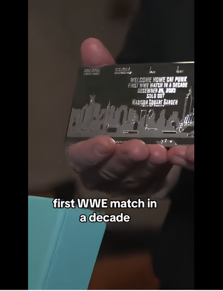 wrestlesitecom's tweet image. 🌟🤼‍♂️ A triumphant return! CM Punk's epic WWE comeback at MSG was celebrated with a unique plaque. A historic moment for wrestling! 🏆💥 #CMPunkReturn #WrestlingMilestone #MSGMoment

wrestlesite.com/2023/12/28/cm-…