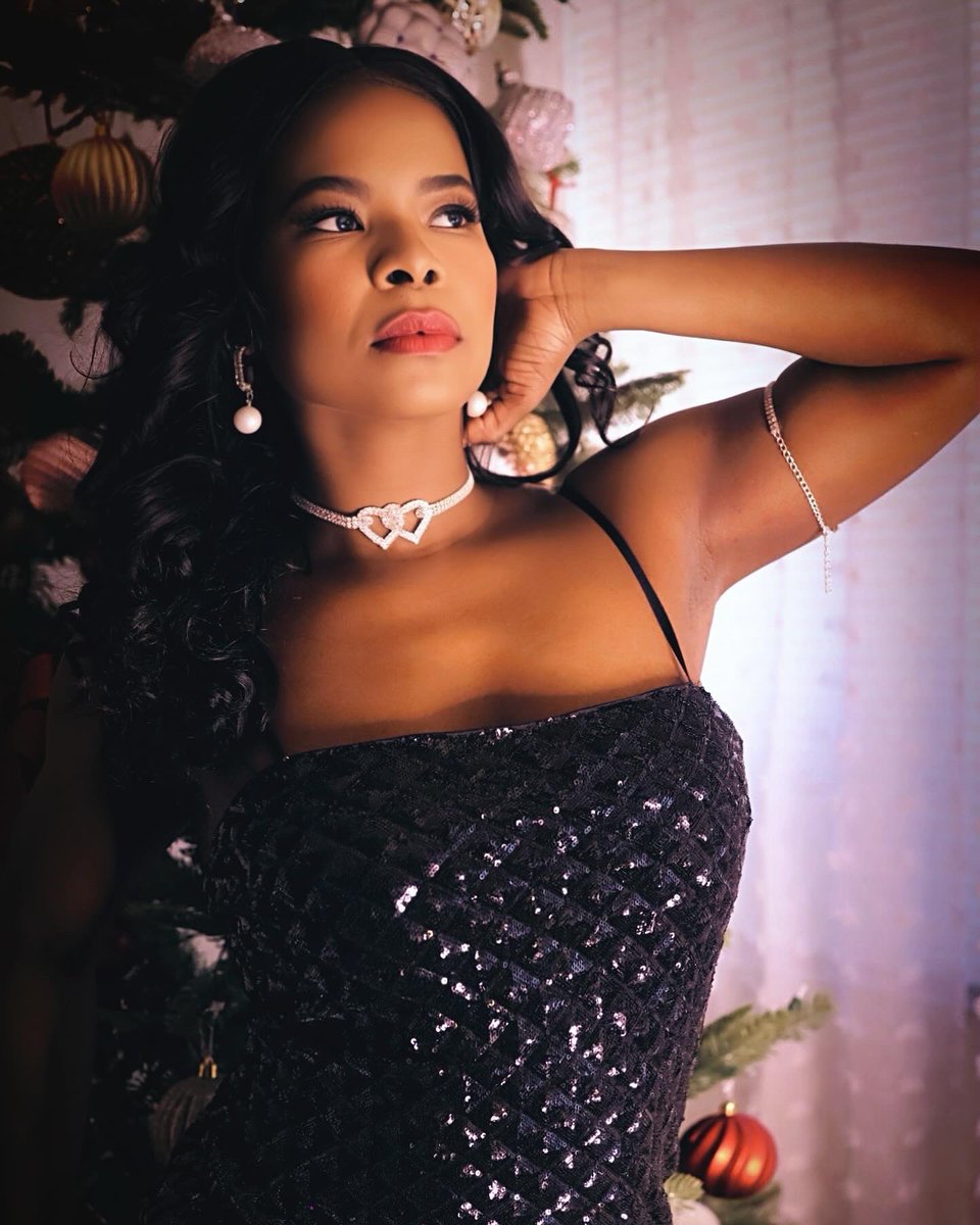 ElisenaPaul's tweet photo. Happy holiday y’all ♥️
#holidayseason #BlackGirlMagic #picoftheday https://t.co/fgJFpJPPhW