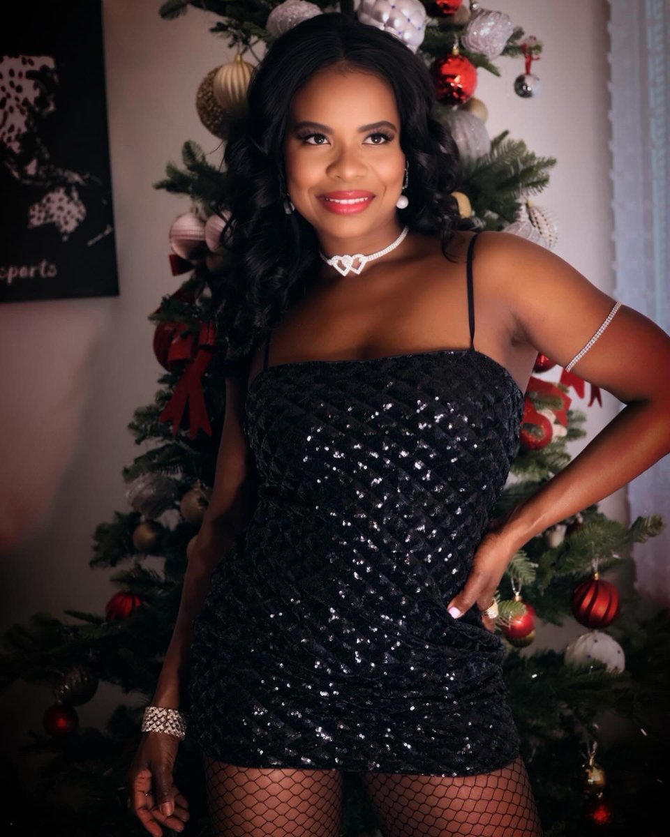 ElisenaPaul's tweet photo. Happy holiday y’all ♥️
#holidayseason #BlackGirlMagic #picoftheday https://t.co/fgJFpJPPhW