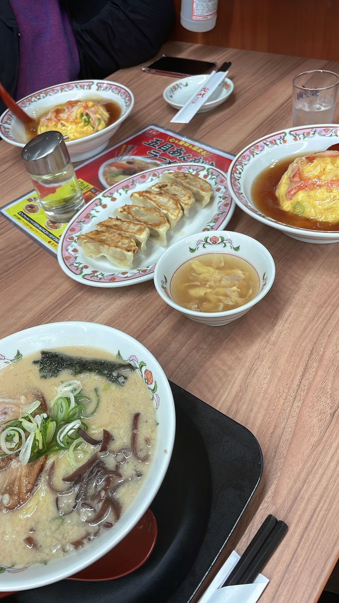 おはようございます☀️
先日なかやま、いちかわ、ますだでプチ忘年会を開きました😊(in餃子の王将)
普段話せないこと沢山話して数時間でしたが楽しい時間過ごせました🫶🫶
お腹いっぱいの中スタバへもGOしました🤣
本日仕事納めです！頑張ります💪

スタッフますだ