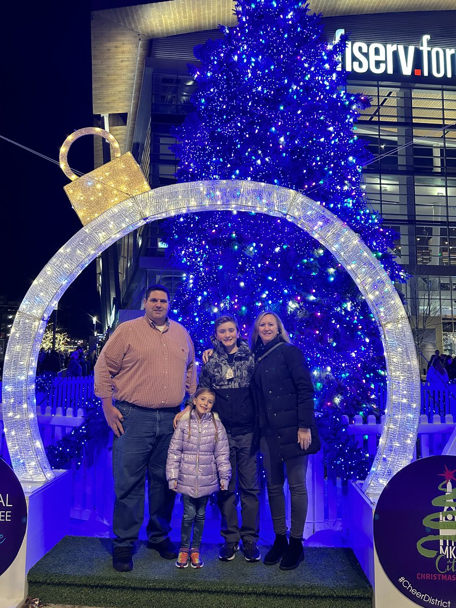 ruppster65's tweet photo. @hshoops25 I heard you had a nice family sitting by you! https://t.co/yemxSnF8v3