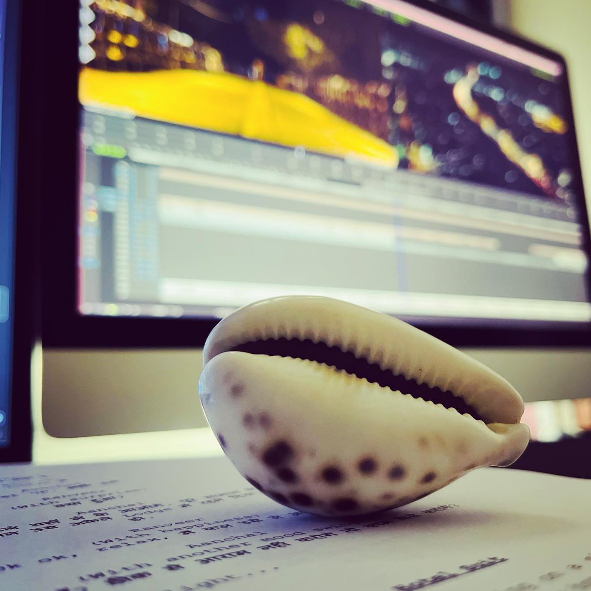 MediaComposer's tweet image. 🌊 Naria Spurca
📷 instagr.am/architdrastogi
▶️ avid.com/media-composer
#seashells #paperweight #filmscript #childhood #bahikhata #toolsofthetrade #mediacomposer #avid