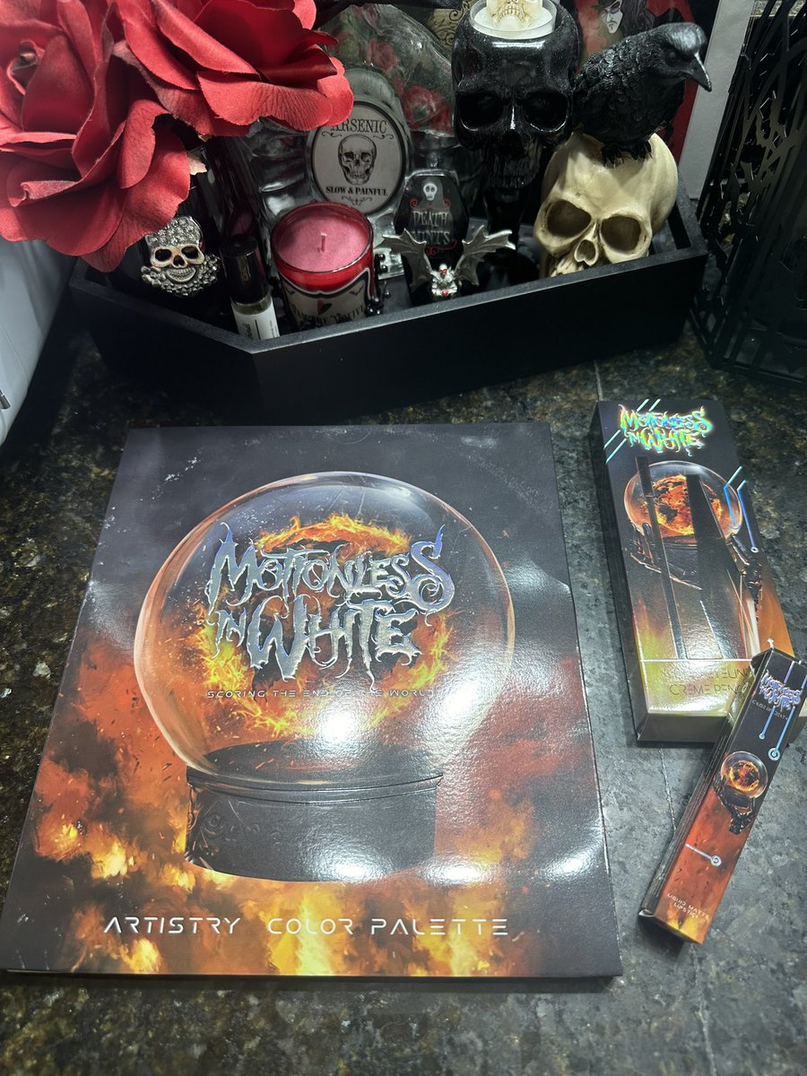 twisted_doll_'s tweet photo. It’s finally here and it’s even more beautiful in person😍😍😍😍!!! @CurstKosmetics x MIW collaboration is so AMAZING! #miwband #curstmaven #makeupobsessed https://t.co/Jrp36LBbVy