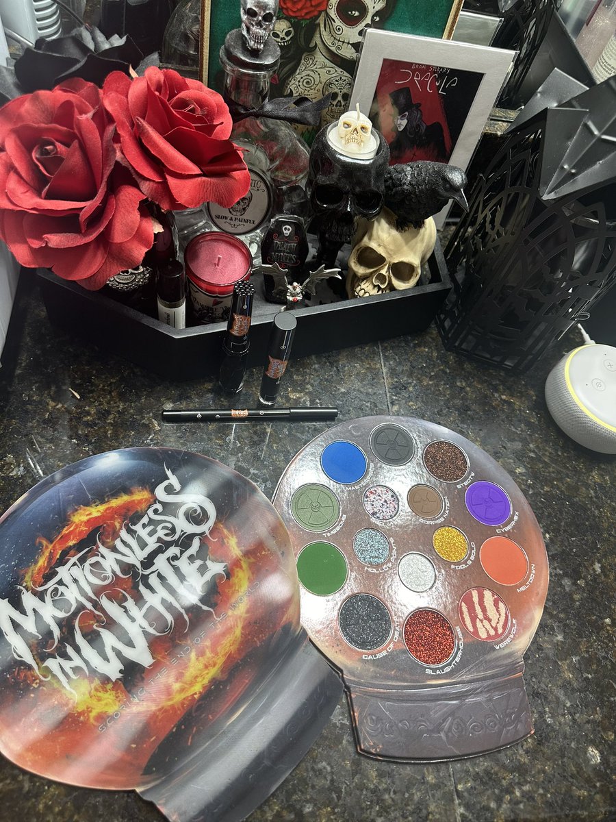 twisted_doll_'s tweet photo. It’s finally here and it’s even more beautiful in person😍😍😍😍!!! @CurstKosmetics x MIW collaboration is so AMAZING! #miwband #curstmaven #makeupobsessed https://t.co/Jrp36LBbVy