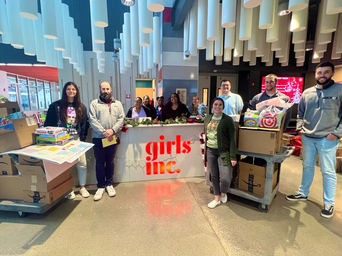 EideBaillyLLP's tweet photo. Staff donated items to @GirlsIncOmaha as part of our Omaha office's holiday fundraising campaign. Before the items were delivered, the team enjoyed relay-style games carrying the items from person to person throughout the office before crossing the finish line. 🎁 #EBDoingGood https://t.co/N5iX4hNHRa