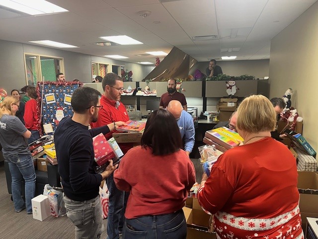 EideBaillyLLP's tweet photo. Staff donated items to @GirlsIncOmaha as part of our Omaha office's holiday fundraising campaign. Before the items were delivered, the team enjoyed relay-style games carrying the items from person to person throughout the office before crossing the finish line. 🎁 #EBDoingGood https://t.co/N5iX4hNHRa