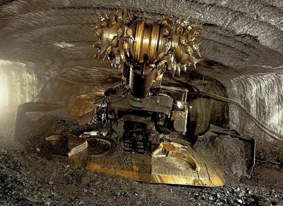 Outletminero's tweet image. Un potente Drum roadheader, maquina pesada. 👷🏻‍♂️⚒🕹

📸IG: mechanic_mining

#miningengineering #equipment #underground_mining #mining #minería