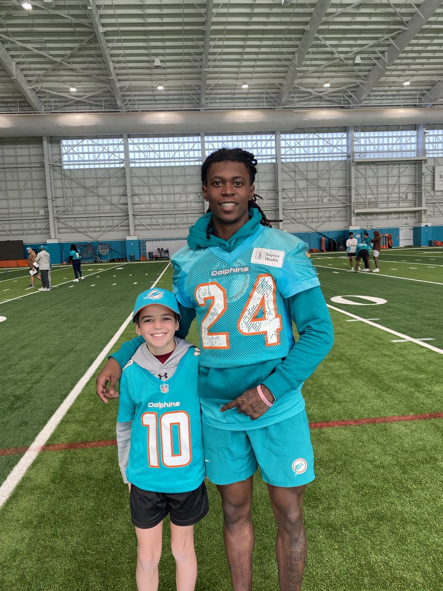 Awesome time visiting with the Dolphins today in Miami at their facility Great getting to see ⁦@yjbcam⁩ & ⁦@MelvinIngram⁩ 🤙🏻 Appreciate the entire organization going out of their way to make us feel welcome 🐬