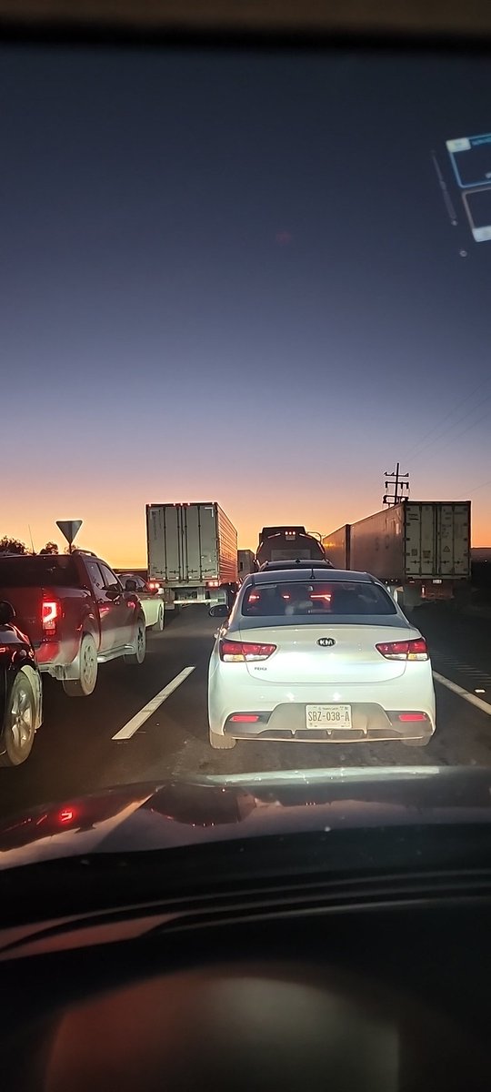 RVagales's tweet photo. @spacevette @Trafico_ZMG Aquí seguimos después de dos horas https://t.co/VBFnjCZENz