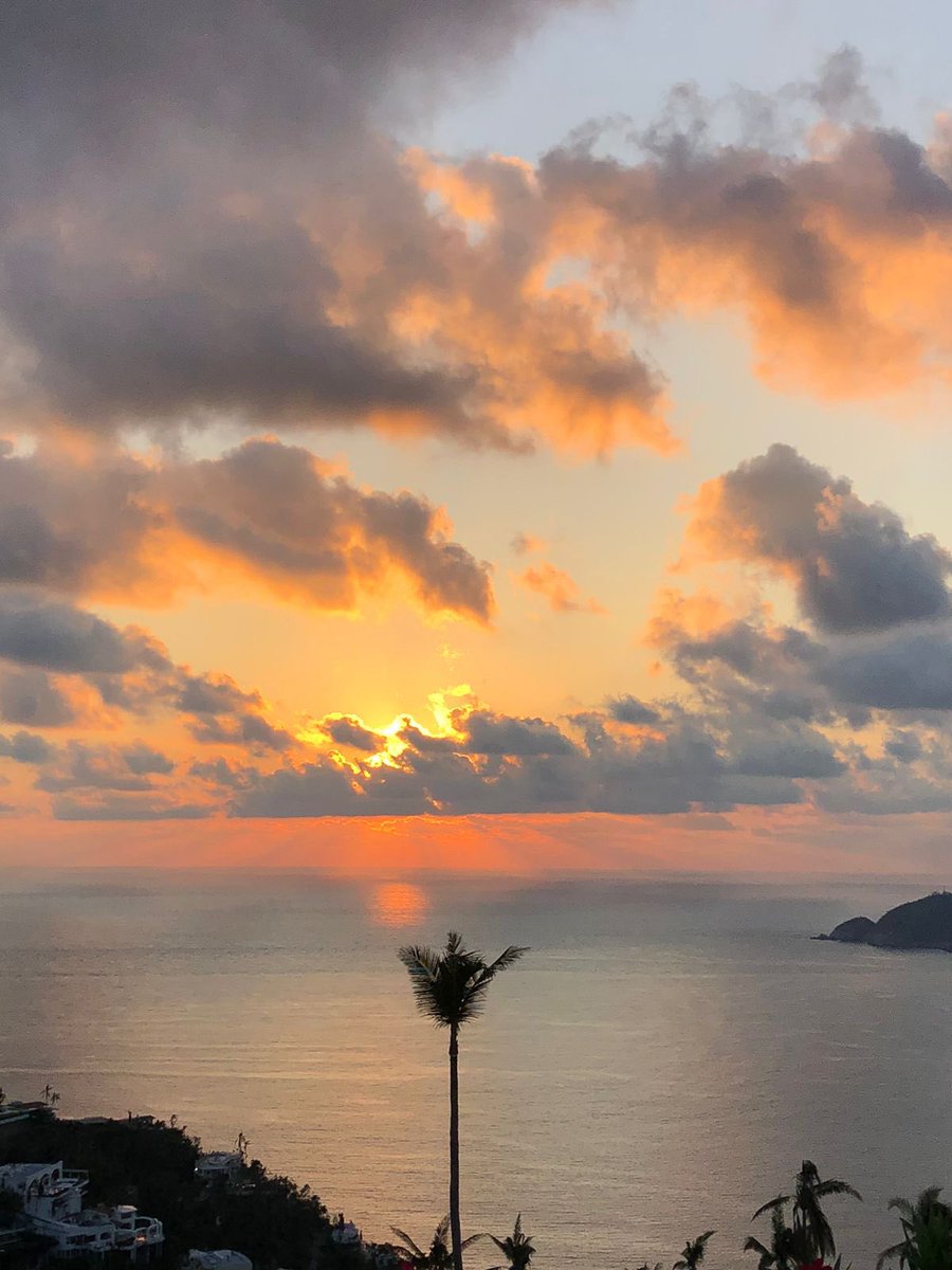FideturAcapulco's tweet photo. Atardeceres de ensueño disfrutarás en tu visita al puerto de Acapulco. 

#AcapulcoTeDaLasGracias

#SiempreAcapulco
#JuntosPorAcapulco
#AcapulcoEsUnGuerrero
#AcapulcoEnMiCorazón https://t.co/TM9OZpVcI1