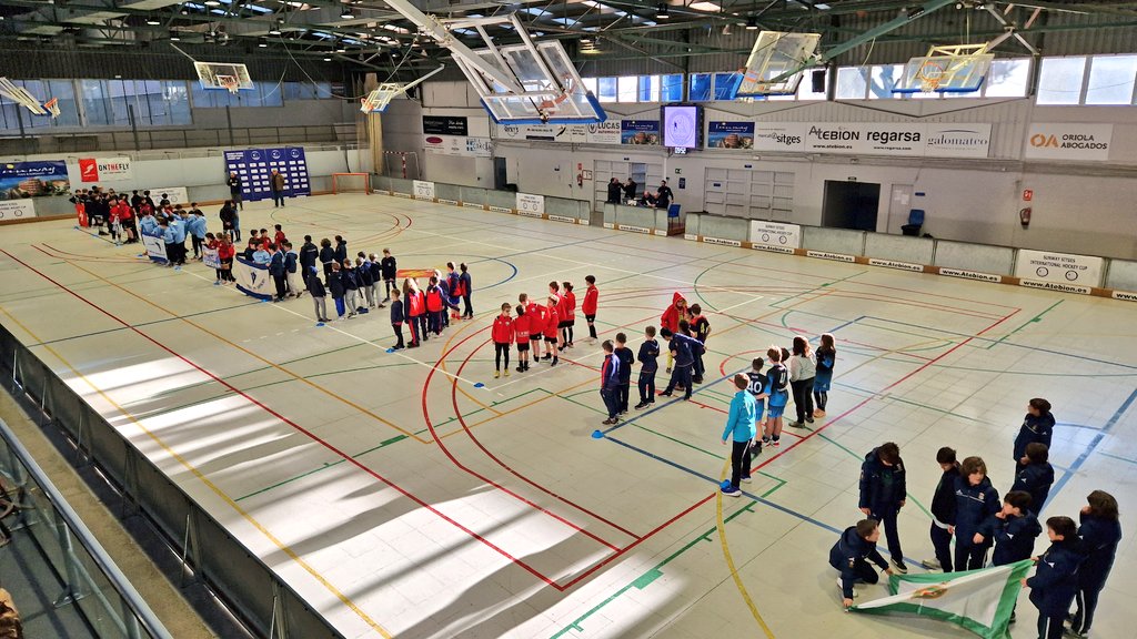 El Regidor d'esports de l'<a href="/AjSitges/">Ajuntament de Sitges</a>, <a href="/JaumeMonasterio/">Jaume Monasterio 🎗</a>, ha donat avui el tret de sortida a la 2a. edició de la Sunway Sitges International Hockey Cup, juntament amb el Txema Ruiz, President de l'<a href="/HoqueiSitges/">Hoquei Sitges</a>. Enguany participen uns 150 esportistes, entre nens i staff tècnic.