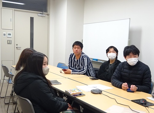 【図書館】
今年の４月から活動を開始した図書館学生ボランティア「福books」は，展示やビブリオバトルなど活動の場を広げる中，今回，福山大学「図書館倶楽部」のみなさんと読書会を行いました。テーマは「小学生のころに読んで好きだった本」です。
fcu.ac.jp/lib/news/2023/…