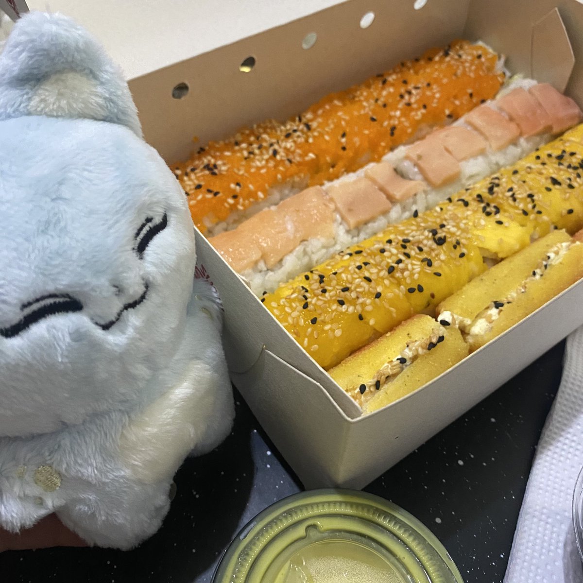 phnbinz's tweet photo. foxbin eating good 🍣 https://t.co/teN8Mn6IJY