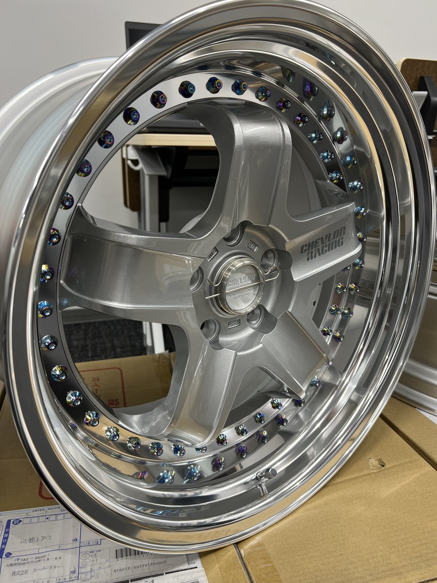 webMALUZEN's tweet photo. SUPER STAR新作紹介
【CHEVLON RACING S3】
シェブロンレーシング・エススリー
マルチピースホイールの醍醐味
「リム深度」に拘った完全新作シェブロン!
※これ現物まじで惚れます!
深リムに拘るあなたへ
#chevlonracing #chevlon
#chevlonracings3
#シェブロンレーシング
#リム #深リム https://t.co/Ll25FVVqI0