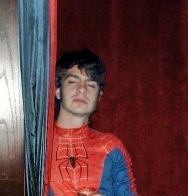 "Andrew Garfield": 

Porque se reveló esta foto del actor ebrio el día que se enteró que sería Spiderman.
