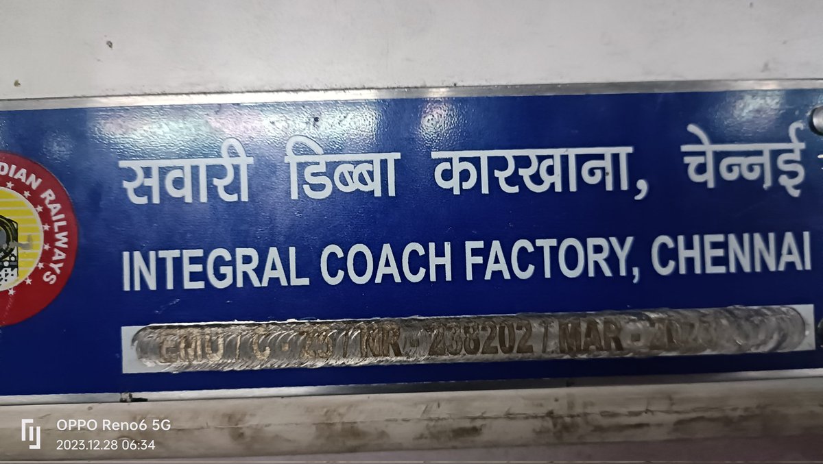 Harendra184's tweet photo. ट्रेन न 04967 ईएमयू मथुरा से दिल्ली चलने वाली गाड़ी के किसी भी कोच में खिड़की पर दरवाजा न होने के कारण यात्रियो को भारी ठंड में यात्रा करने को मजबूर होना पड़ रहा है। आपसे निवेदन है यात्रियों को परेशानी  को समझते हुए इस पर जल्दी से संज्ञान ले@DRM_Agra @RailMinIndia https://t.co/7xbJCZAjcw