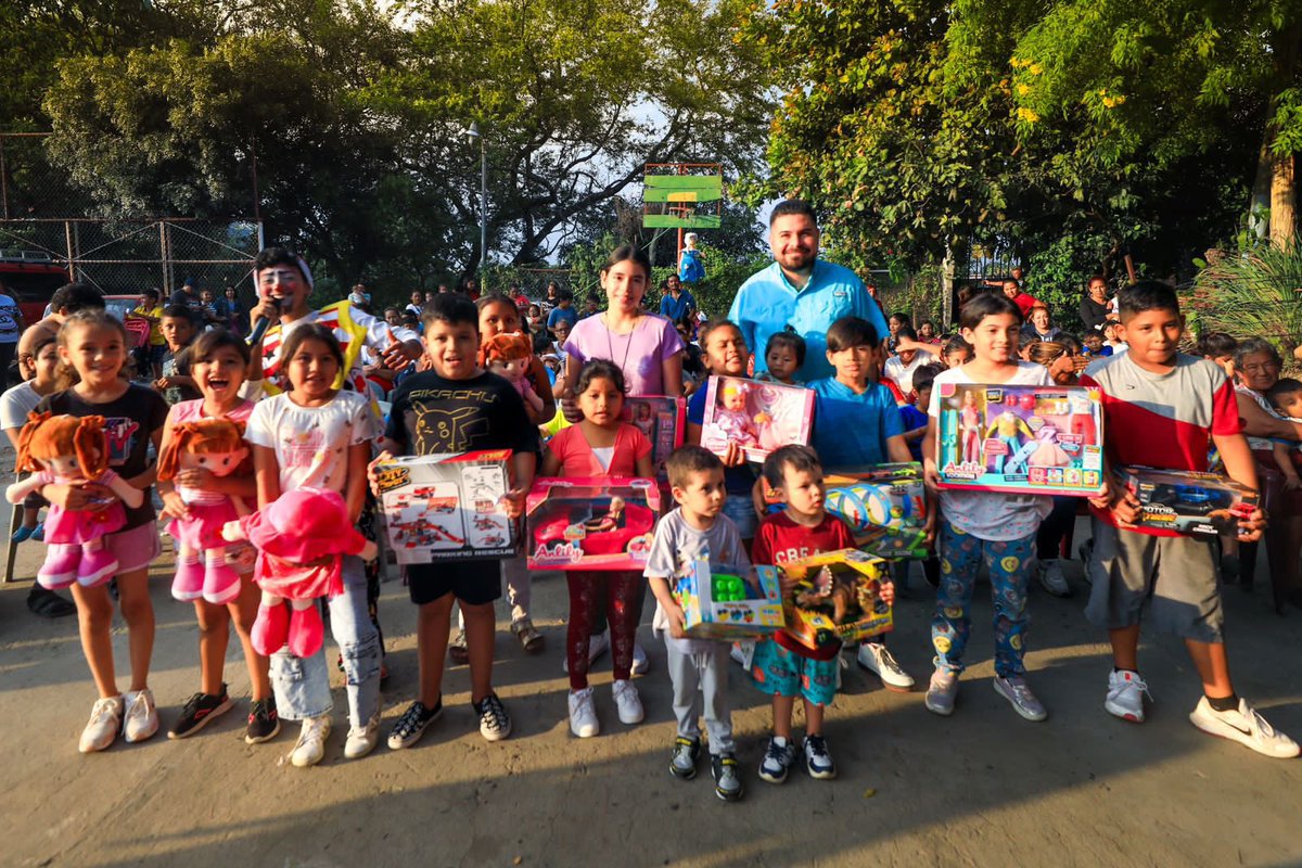 TejidoSocialSv's tweet photo. 🎄✨ | Hoy celebramos en el Reparto Cartografía, ubicado en Ciudad Delgado, junto a las familias y nuestro director, @sliptone. 

Organizamos una fiesta navideña llena de sorpresas con la colaboración de la asociación juvenil Camaleones. 

Que esta época nos inspire a valorar cada instante y a compartir amor y alegría con quienes nos rodean. 🫂🙌

#TejidoSocial | #CiudadDelgado | #ElSalvador