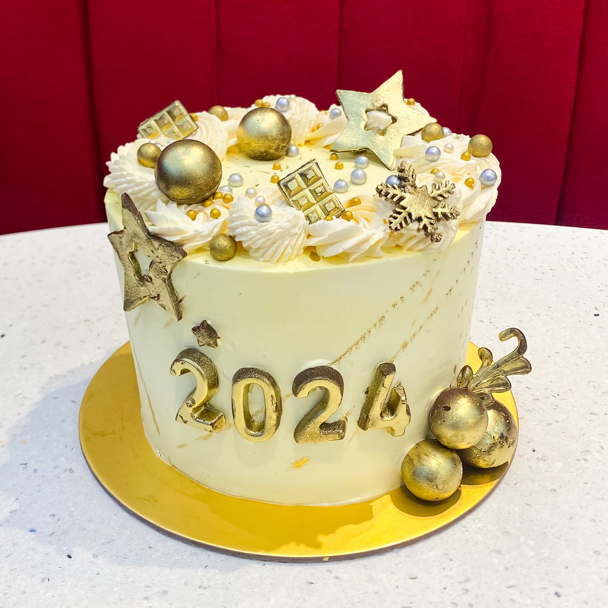 PanaderiaErick's tweet photo. Nuestro equipo de pastelería nos ha sorprendido con hermosas tortas creadas para recibir el nuevo año 2024.
.
Aprovecha la oportunidad de comer algo delicioso y tomarte fotos inolvidables con tu torta de fin de año.
.
#ErickPanaderia #MaisonErick #erickexpress https://t.co/NXjiMTs4CP