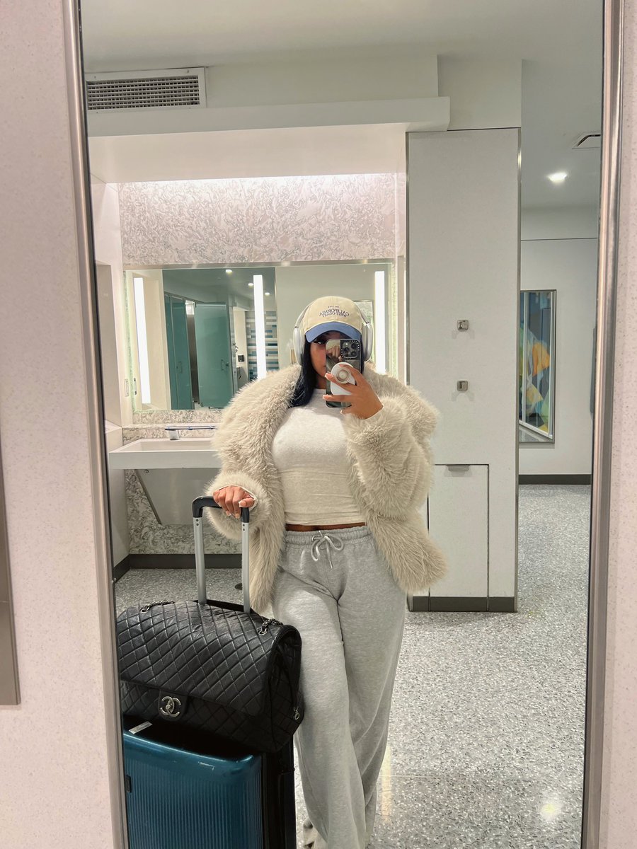 dearra's tweet photo. ✈️ https://t.co/5HEvRSZmPG