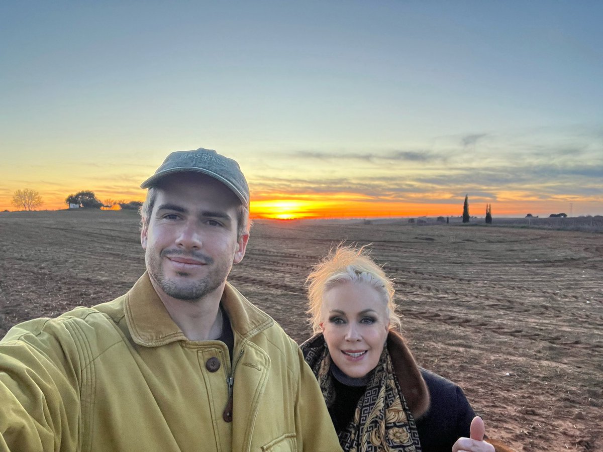 LAURAZAPATAM's tweet photo. Pasando una maravillosa tarde. Gracias Dios por tanto ๐ช๐ธ๐ช๐ธ๐ช๐ธ๐๐ป๐๐ป๐๐ป visitando los viรฑedos de #AltodePioz el mejor vino de la pradera ๐๐ท๐๐ท๐๐ท no cabe duda que cuando Dios da, da a manos llenas. Gracias Virgen Santรญsima. ๐ฟ๐ฟ๐ฟ https://t.co/XIpBXZpJ5w