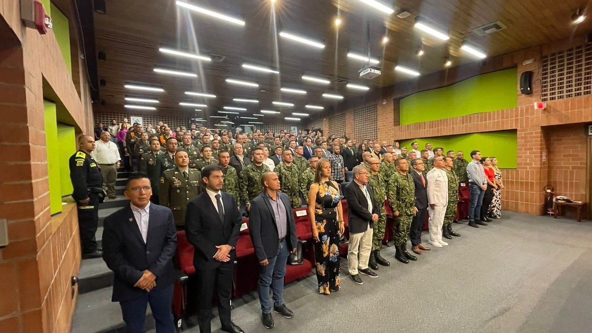 hernandomattosd's tweet photo. Es un honor para mi recibir la condecoración Medalla “Coronel Atanasio Girardot” de @GobAntioquia, como reconocimiento a la loable labor de @FNC_ArmadaCol, que aportó de manera significativa al logro de los objetivos para la reducción de los delitos de alto impacto en la región. https://t.co/zx09s9c5CE