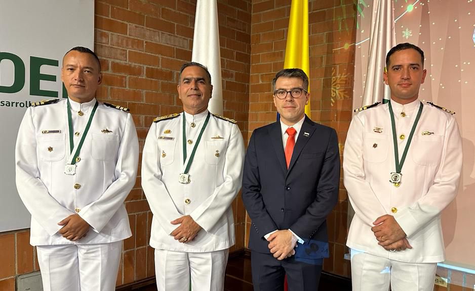 hernandomattosd's tweet photo. Es un honor para mi recibir la condecoración Medalla “Coronel Atanasio Girardot” de @GobAntioquia, como reconocimiento a la loable labor de @FNC_ArmadaCol, que aportó de manera significativa al logro de los objetivos para la reducción de los delitos de alto impacto en la región. https://t.co/zx09s9c5CE