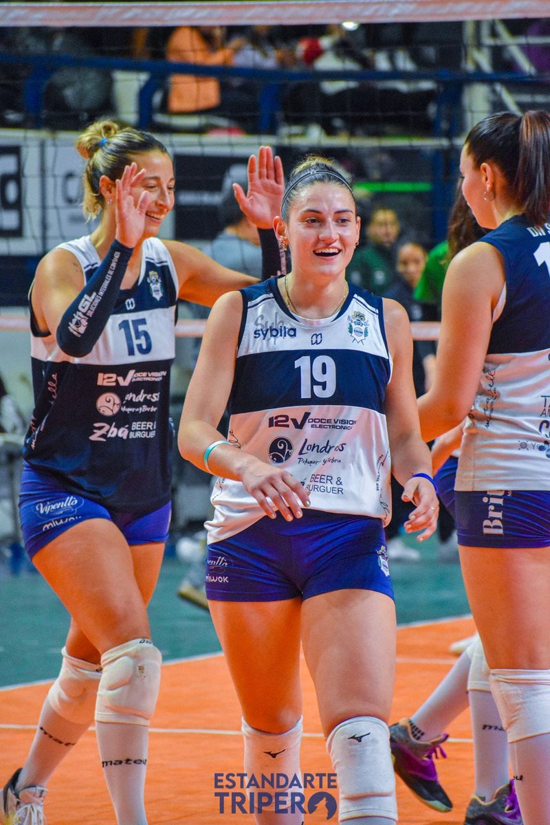 🐺📰 Nuestros seguidores eligieron a <a href="/giraudo_camila/">Camila Giraudo</a> como la mejor de <a href="/voleycge/">Voley CGE ⭐️⭐️⭐️⭐️⭐️⭐️</a> en este 2023.

⚽ La  de las Lobas se quedó con el 55% de los votos.

📷 <a href="/JoseCaffa22/">Josefina ⭐️⭐️⭐️</a>

#CGE #GELP