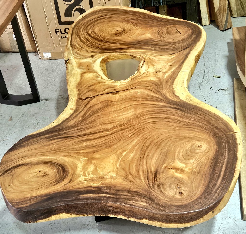 This is the 🍆😉😅 shaped round I did the other week. I had to make it really nice foe you all, just because. Lots of oil 😉😈 went into this one. Suuuuuper smooth too. I hope they love their new coffee table. Maybe they're on here. Lol. 😉🌳🐻💙💪
