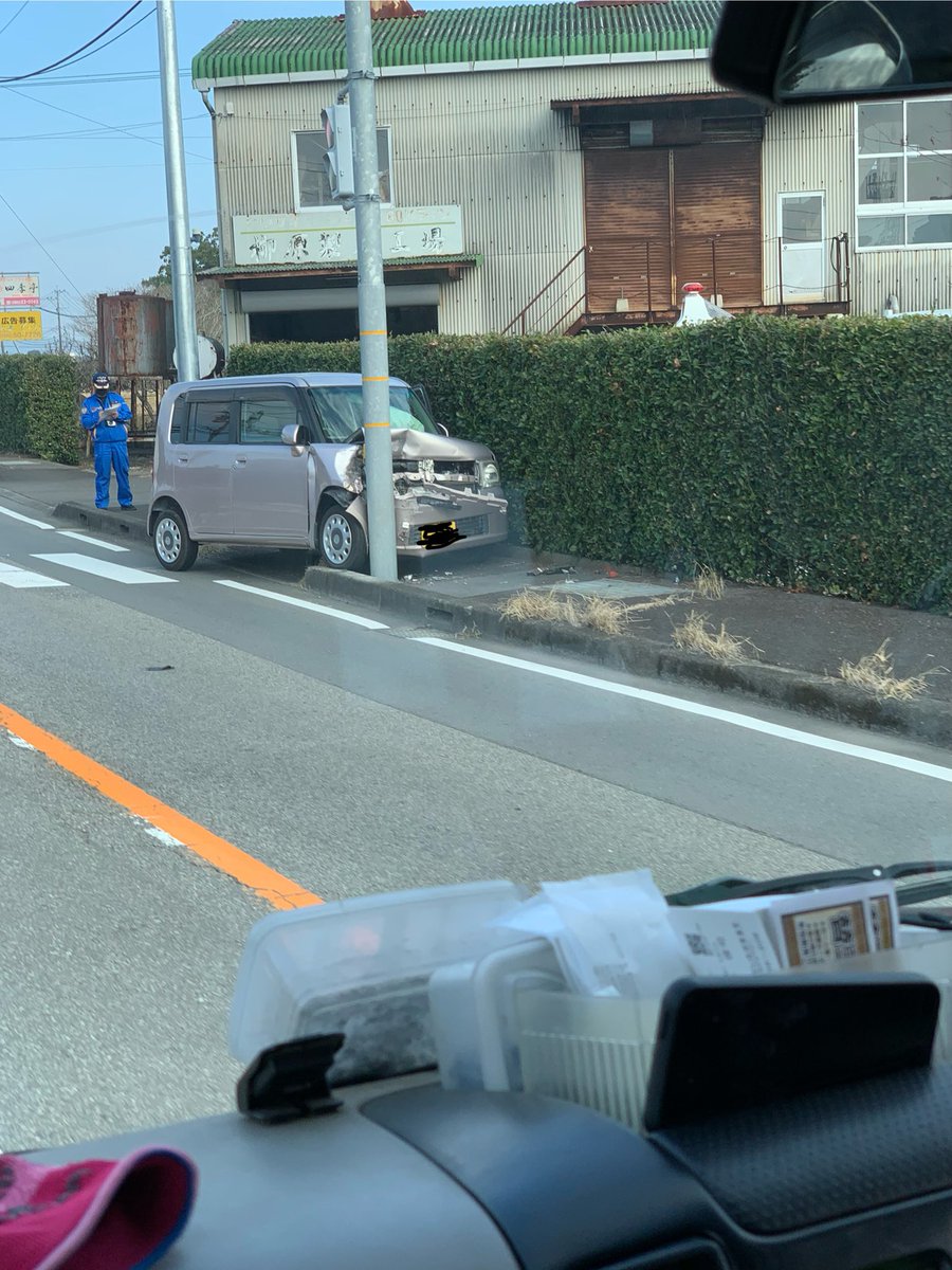 ShunD43's tweet photo. 高鍋10号線で交通事故！
車3台の事故みたいです。
かなりの渋滞になってますので、お通りの際はお気をつけて！

年末お急ぎの方も多いでしょうが、気をつけて運転しましょう！ https://t.co/pzNOtScdGp