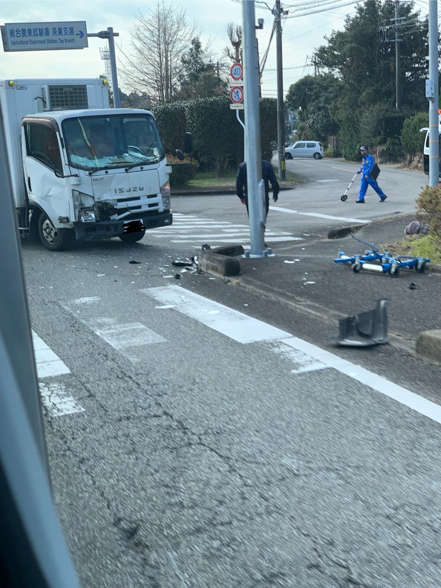 ShunD43's tweet photo. 高鍋10号線で交通事故！
車3台の事故みたいです。
かなりの渋滞になってますので、お通りの際はお気をつけて！

年末お急ぎの方も多いでしょうが、気をつけて運転しましょう！ https://t.co/pzNOtScdGp